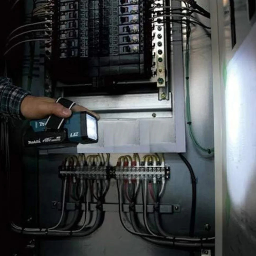 MAKITA 18V DML186 FLASHLIGHT KIT INCLUDING 2 X 5.0AH BATTERIES