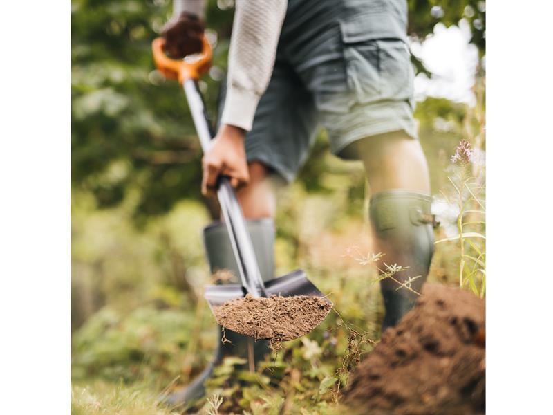 Fiskars Solid Metal Pointed Spade